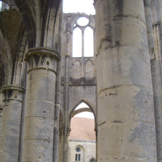 Vue de l'autel à travers les ruines