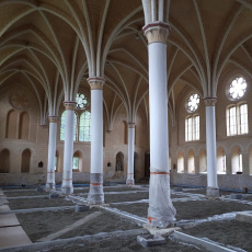 Préparation du sol de la Grande Chapelle avant la pose des carreaux