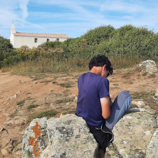 Méditation près d'une chapelle sur l'Île d'Yeu